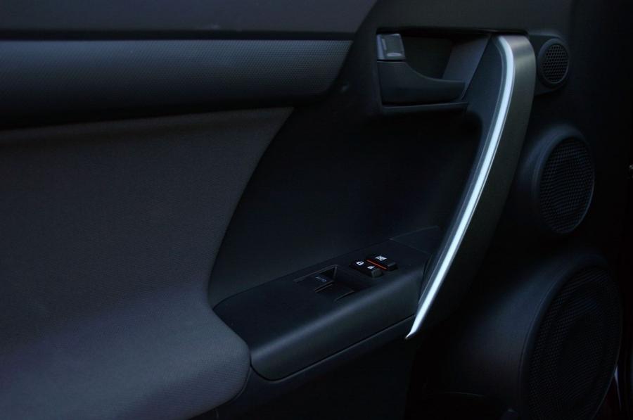 Детали интерьера Scion tC 2011 года  (фото 16 из 68)